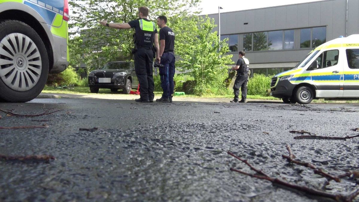 Dortmund: Frau von Auto überrollt – ihr Kind kann sie noch aus dem Weg werfen ++Hubschrauber-Einsatz