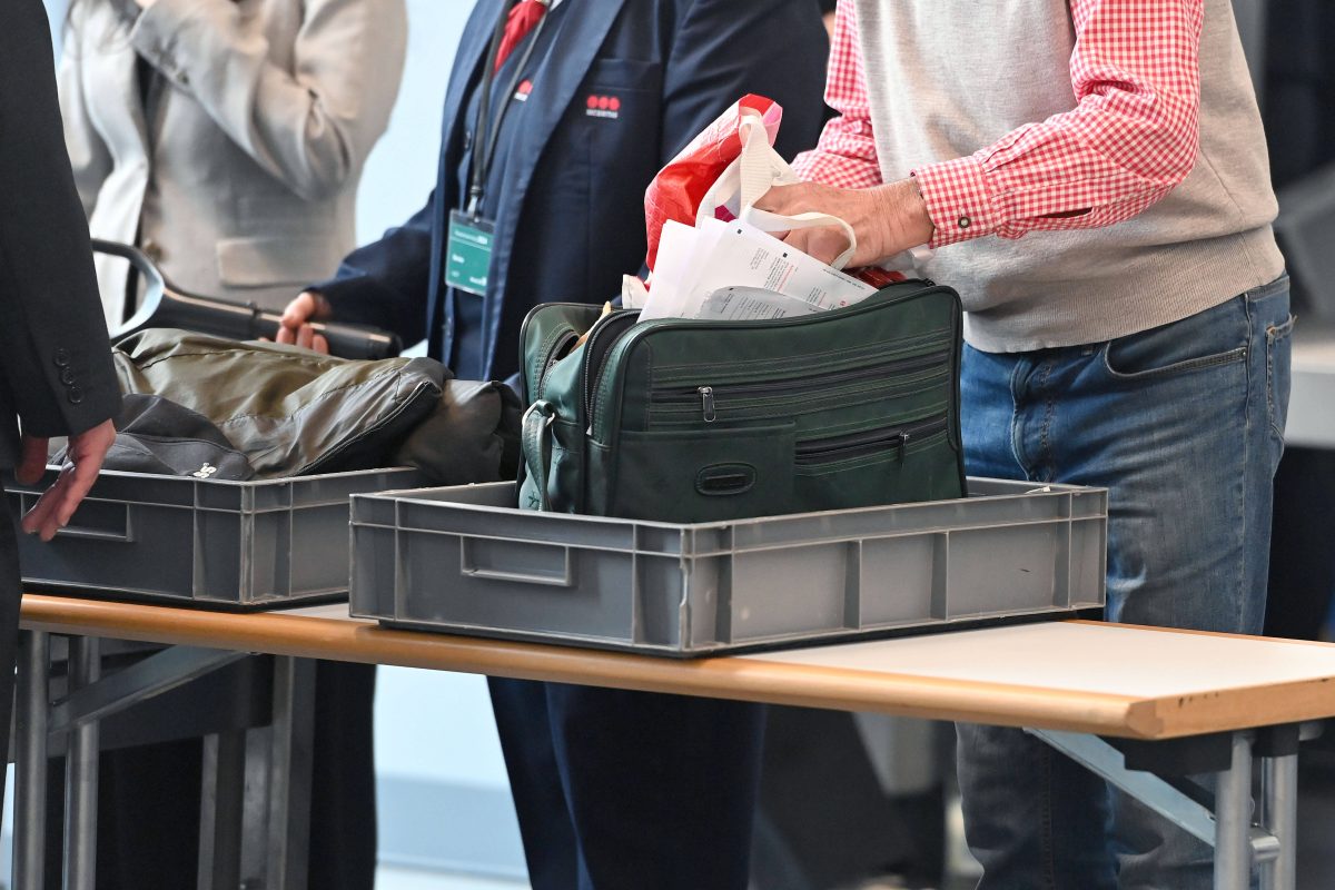 Urlaub mit dem Flugzeug: DARAUF solltest du im Koffer verzichten – es könnte für Sprengstoff gehalten werden