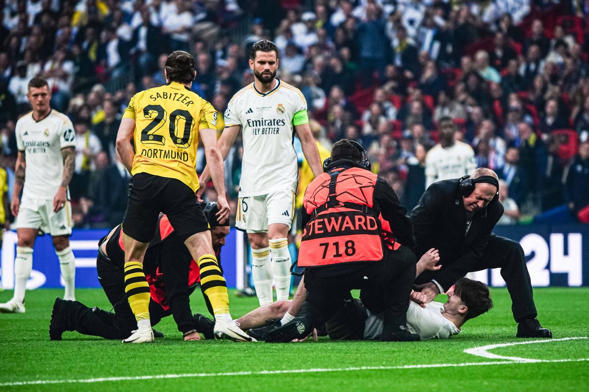 Zu Beginn des Champions-League-Finales kam es zu mehreren irren Flitzer-Szenen. Der Hintergrund dieser Aktion ist höchst kurios.