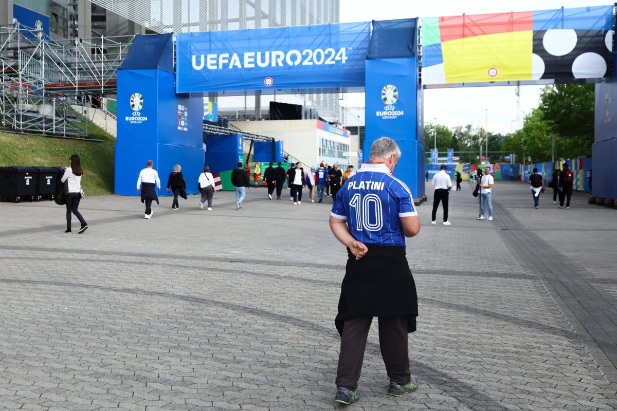 Schalke-Fans können es kaum glauben! Im Rahmen des EM-Spiels Österreich - Frankreich in Düsseldorf machen sie plötzlich große Augen.