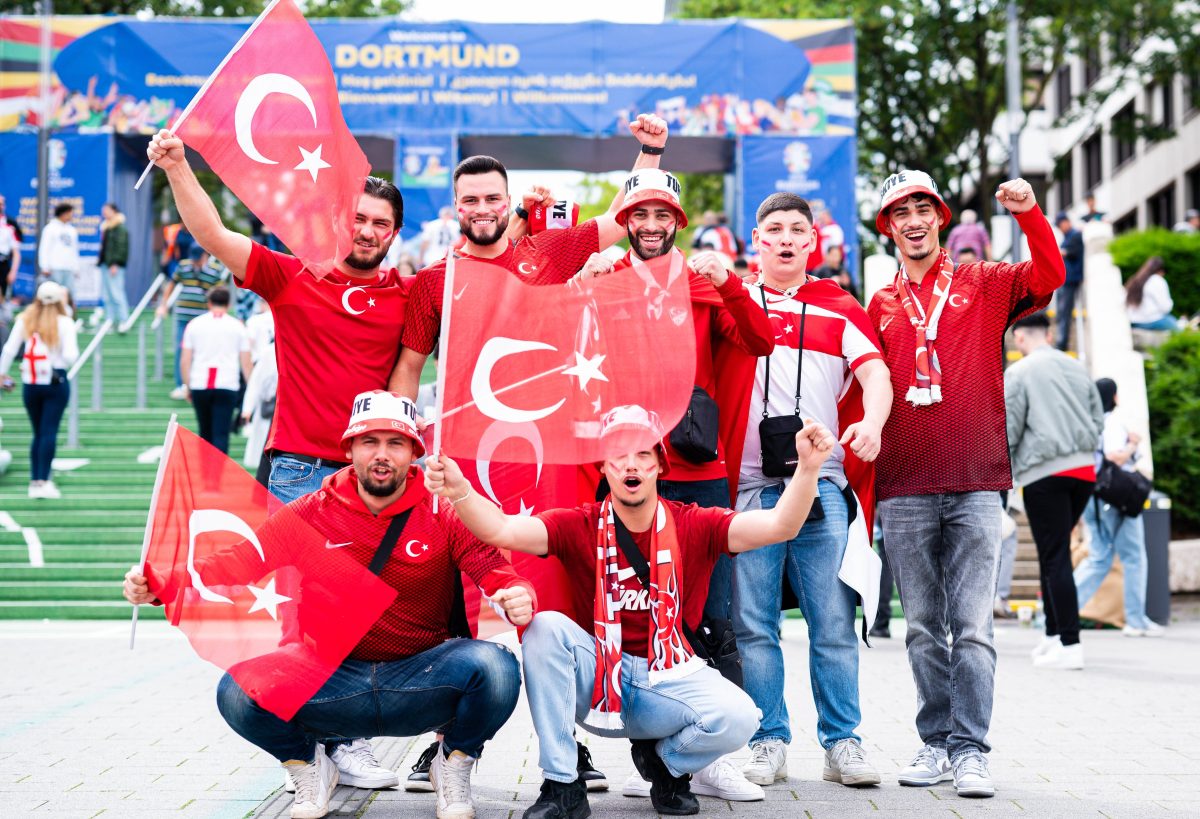 EM 2024: Halbmond auf der Türkei-Fahne – wir erklären dir die Flagge