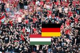 Die ungarischen Fans richten sich im Rahmen des Spiels Deutschland - Ungarn an die Heimfans. Ihre Botschaft ist unmissverständlich.