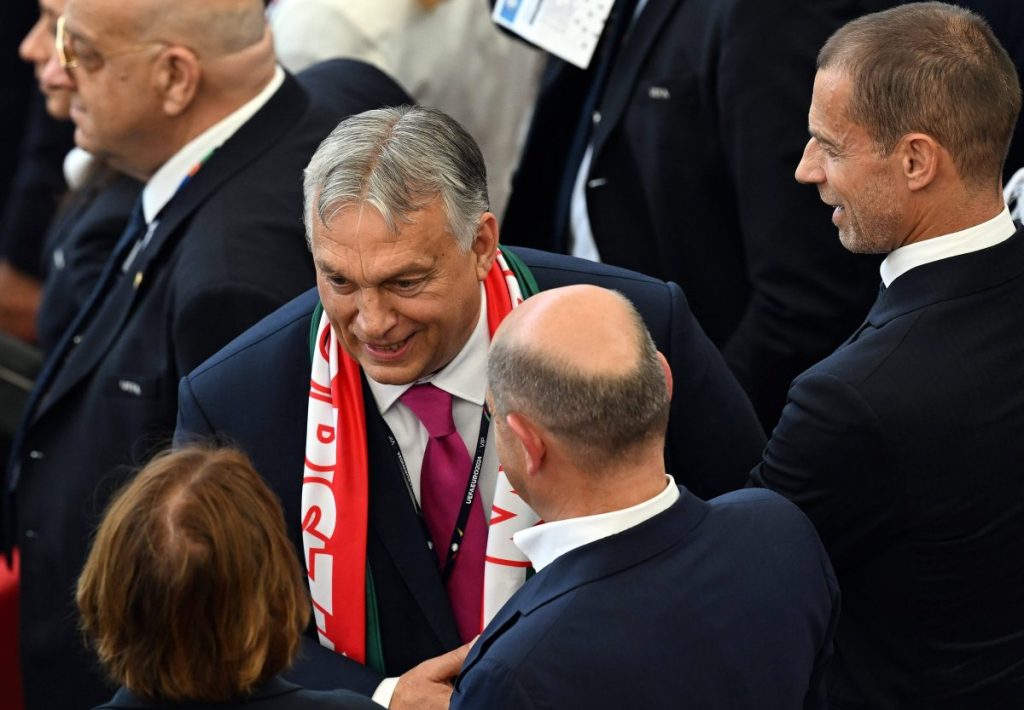 Kanzler Scholz und sein Amtskollege Orbán vor dem EM-Spiel. 