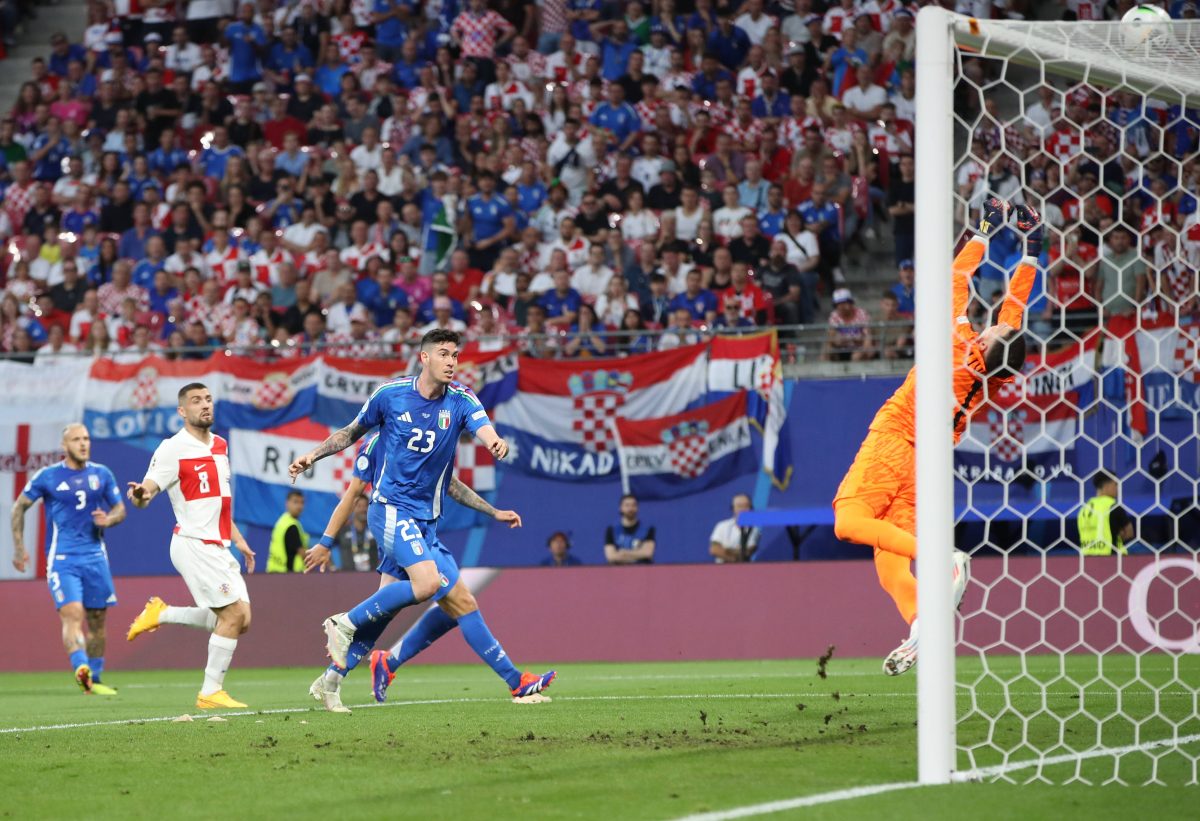 Was war das denn? Ein Akteur sorgte im Spiel Kroatien - Italien für eine unglaubliche Szene. Die Fans konnten es nicht fassen.