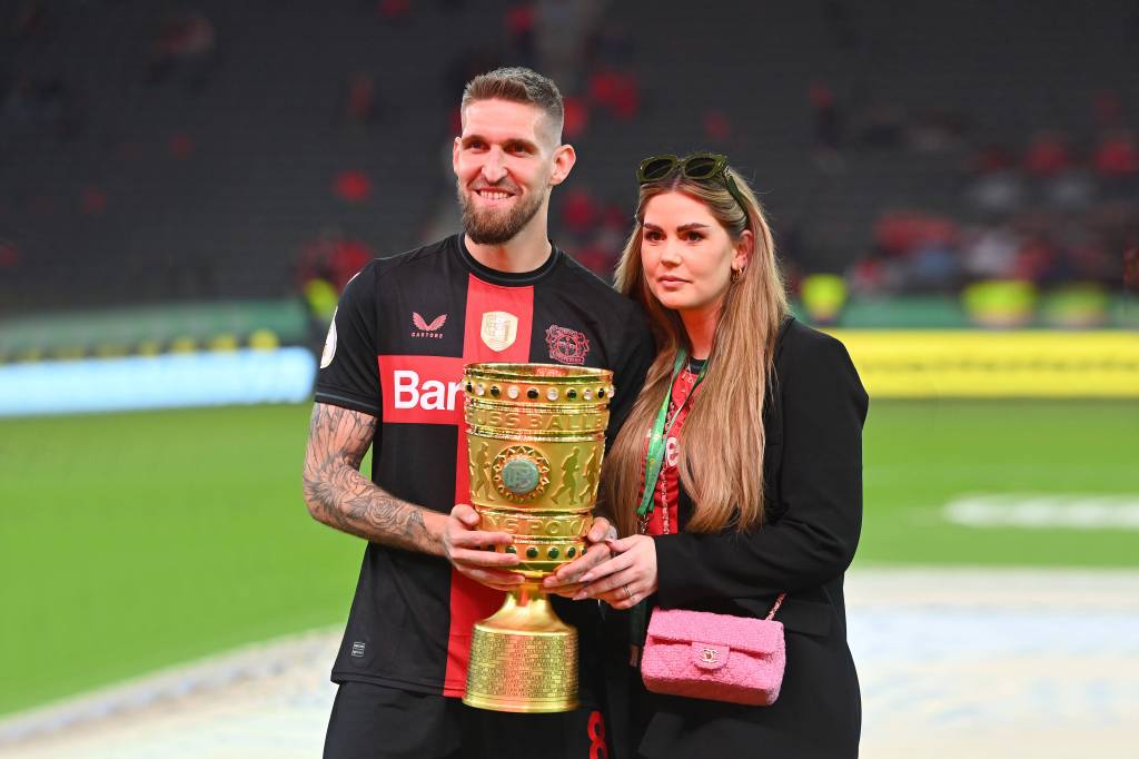 Nationalspieler Robert Andrich mit Frau und Trophäe.