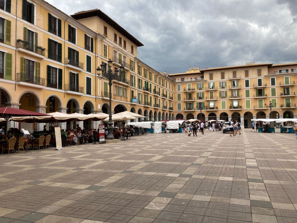 Die Plaza Mayor ist ein weitläufiger Platz in Palma de Mallorca.