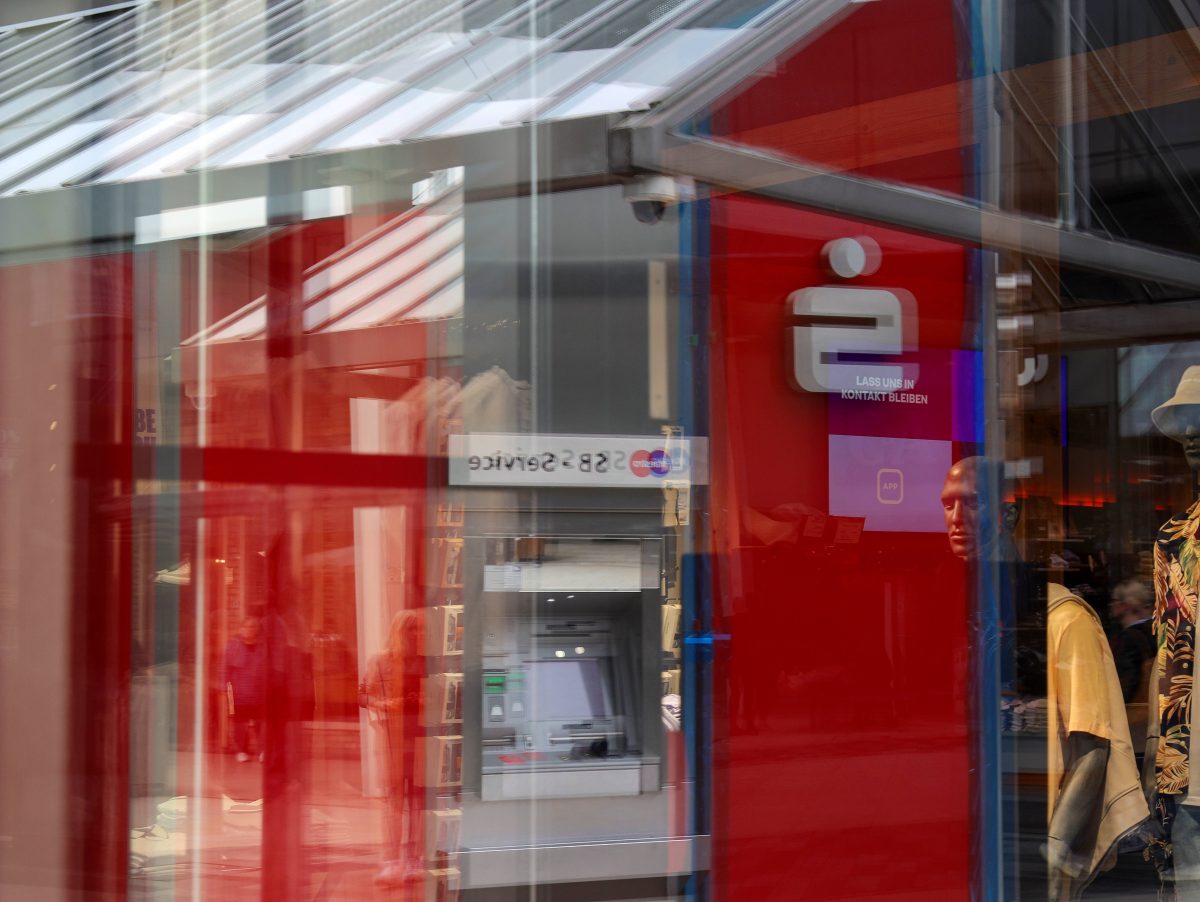 Sparkasse: Mann hebt Geld am Automaten ab – nur Minuten später trifft ihn der Schlag