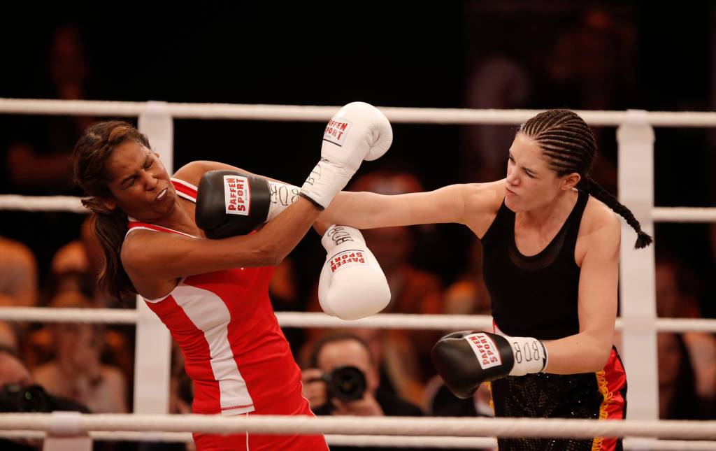 Zwei Frauen im Boxring.