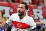 Hakan Calhanoglu bejubelt seinen Treffer im EM-Spiel zwischen Türkei und Tschechien.