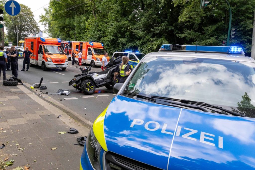 Zahlreiche Einsatzkräften waren in Essen auf der Altenessener Straße im Einsatz, nachdem ein Quad mit einem Ampelmast kollidiert war.