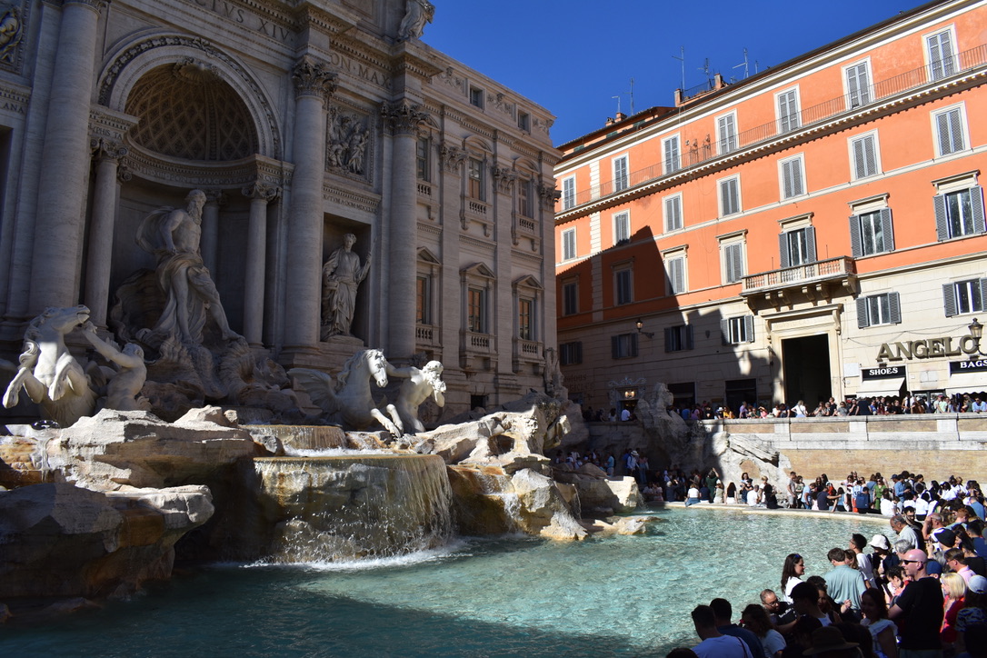 Urlaub in Italien: Touristen machen in Rom Selfies – unglaublich, was sich hinter ihnen abspielt