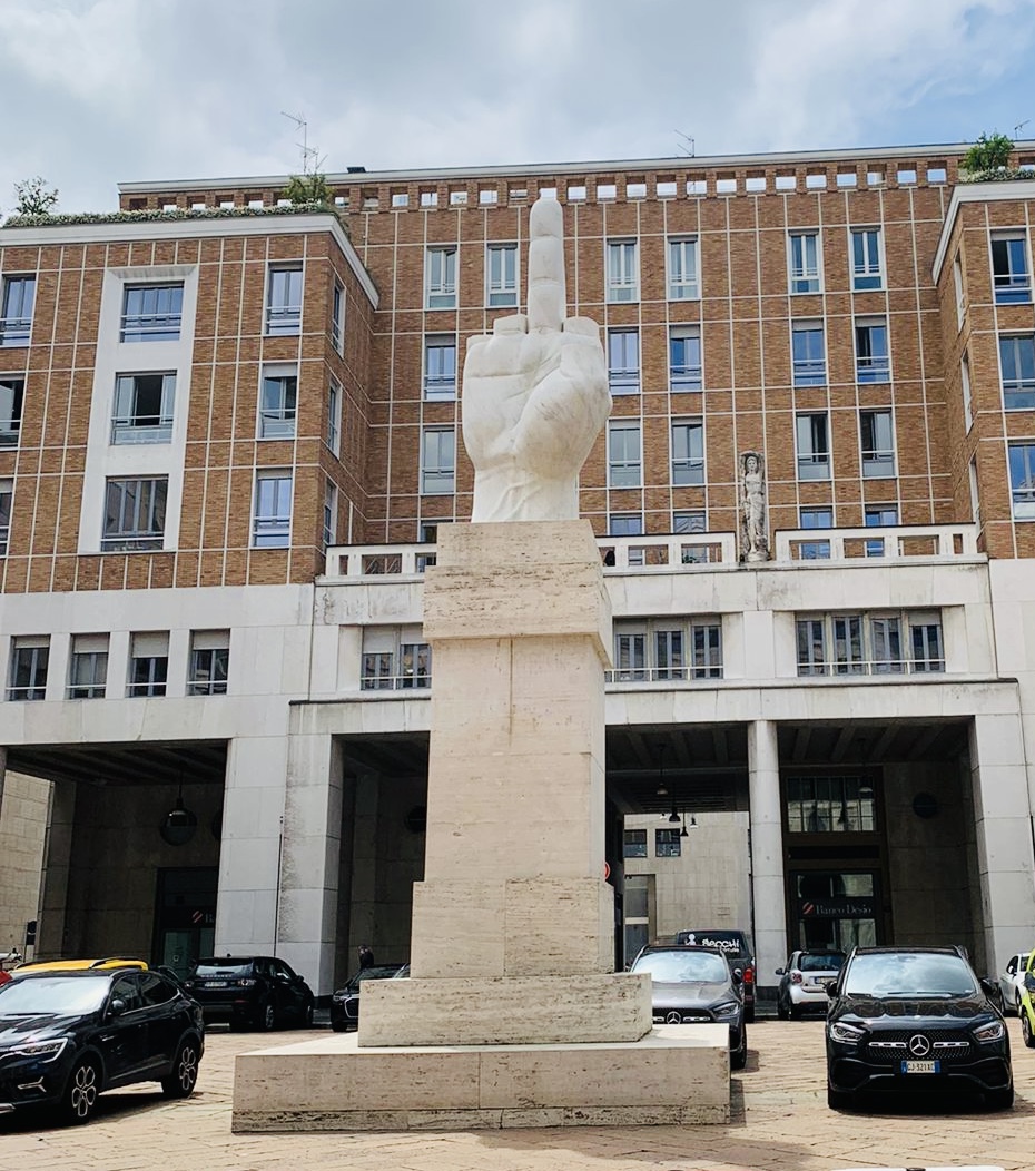 Urlaub in Italien: Kuriose Statue mitten in Mailand – sie hat eine klare Botschaft