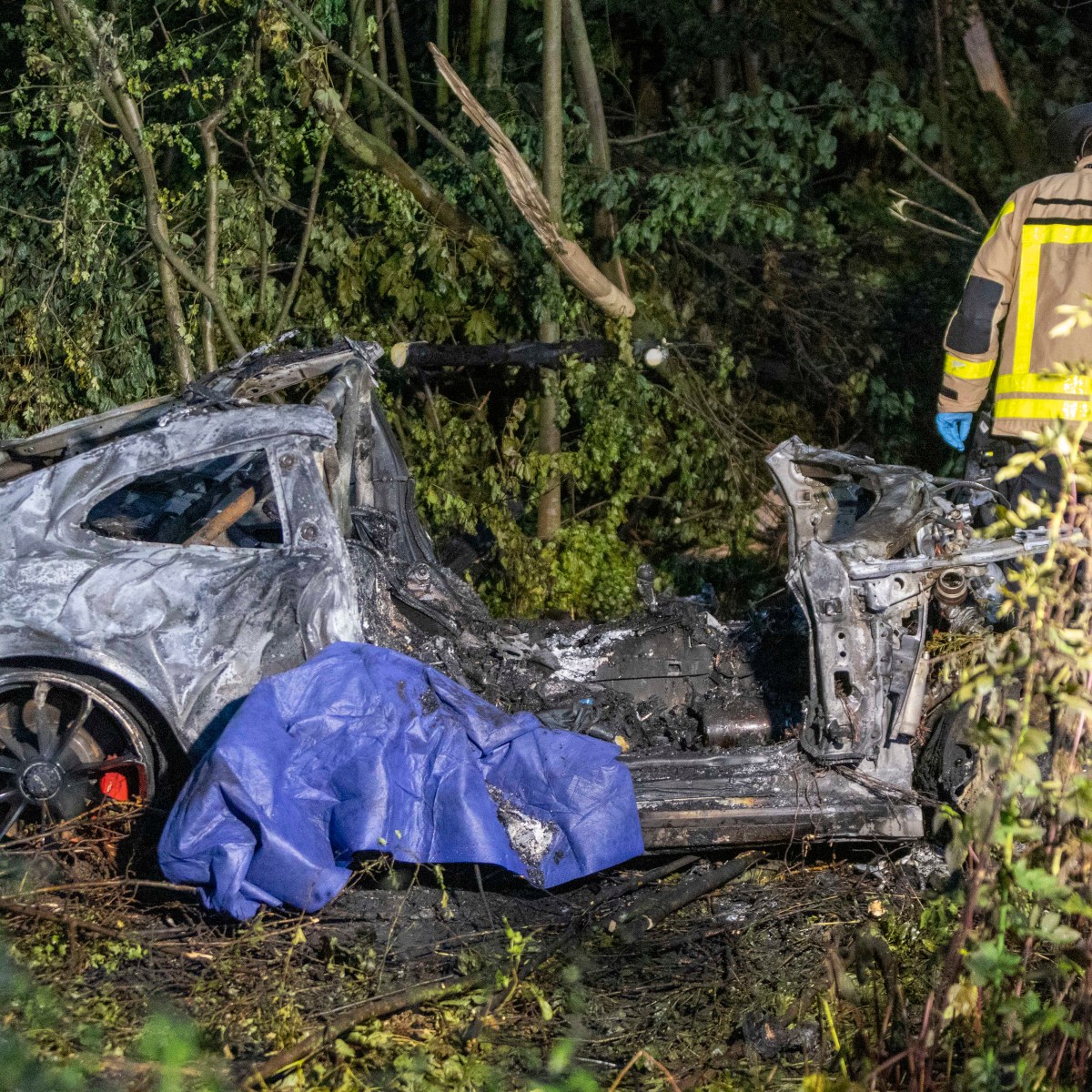 A44 in Dortmund: Zwei Menschen verbrennen nach Unfall in Porsche ++ A1-Auffahrt gesperrt