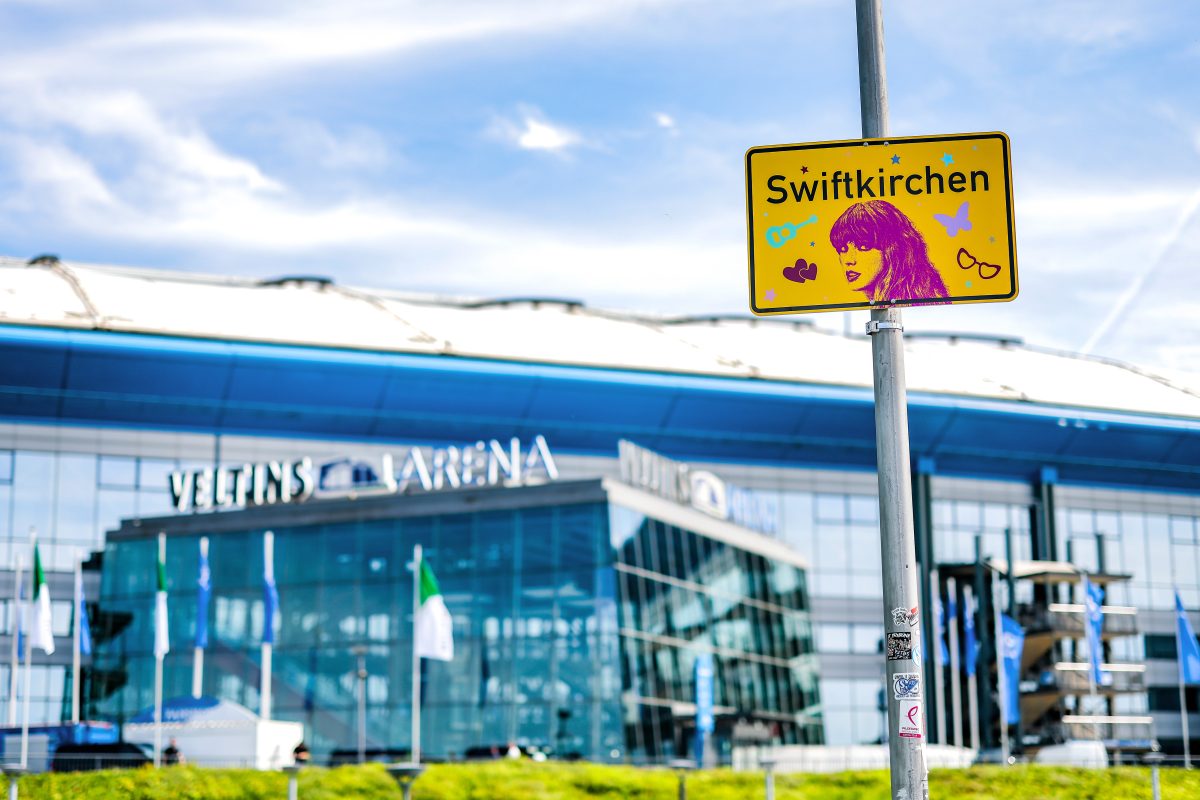 Taylor Swift auf Schalke: Jetzt ist es offiziell – Swifties stürmen schon vor Konzert zur Veltins-Arena