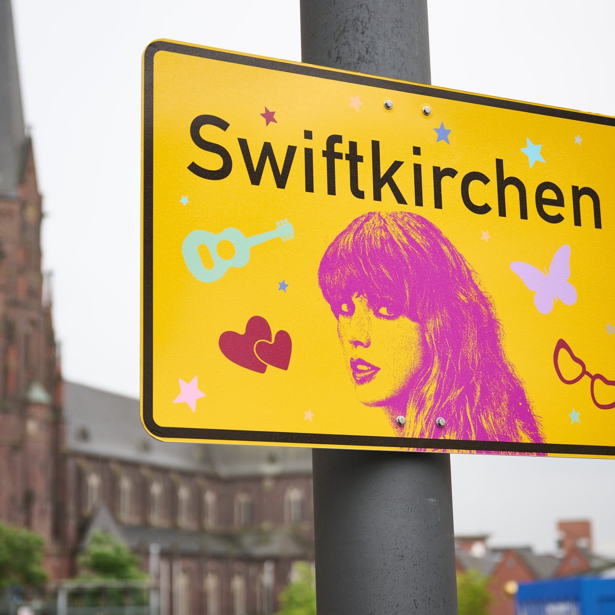 Taylor Swift auf Schalke: Das ging flott – so sehen die „Swiftkirchen“ Schilder jetzt nicht mehr aus