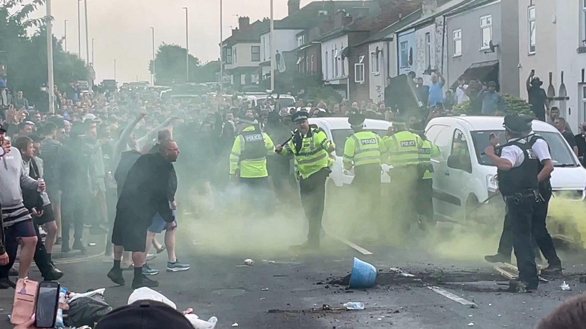 Krawalle nach Bluttat in England – Southport versinkt im Chaos