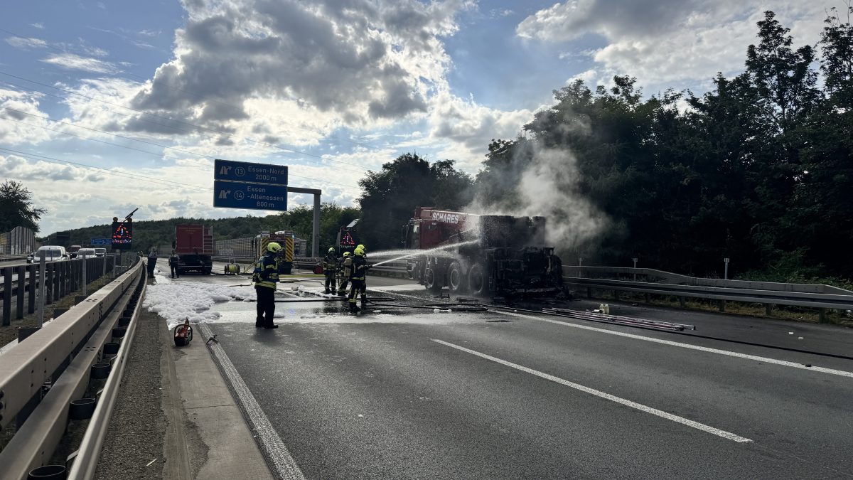 A42 bei Essen: Autokran brennt ++ Autobahn für Stunden gesperrt