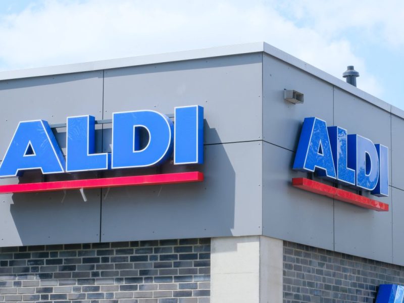 Aldi in NRW: Kunden laufen über Parkplatz – und trauen ihren Augen kaum