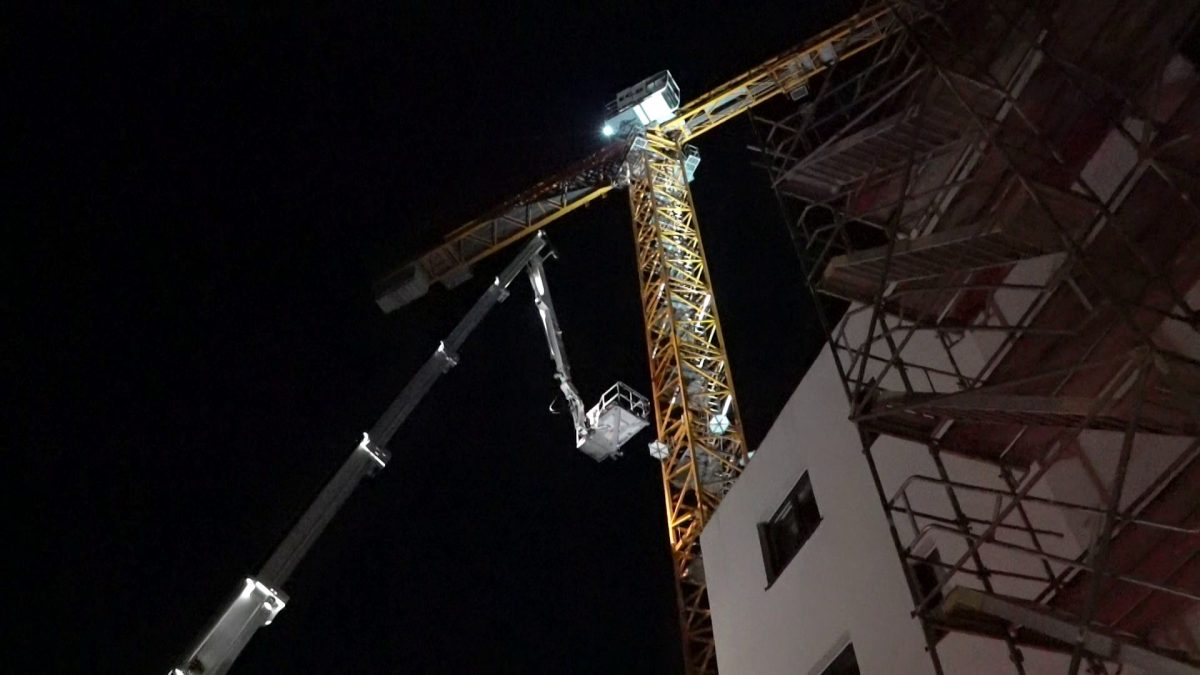 Dortmund: Mann klettert nachts halb nackt auf Kran – seine Erklärung ist absolut irre