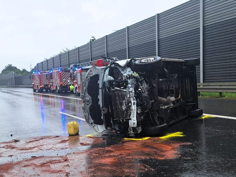 A42 in Essen: Kleintransporter kracht in Leitplanke und kippt um – Fahrer schwer verletzt
