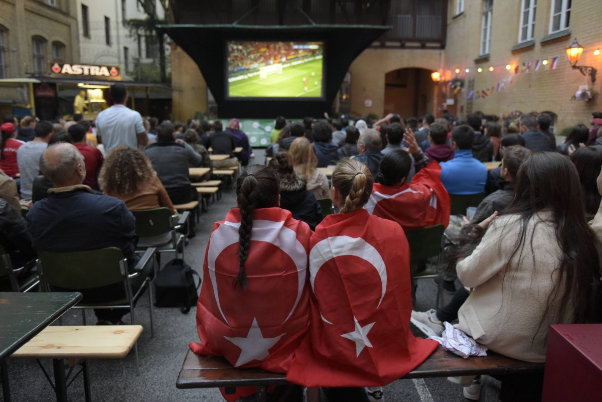 EM 2024: Fans gucken Türkei-Spiel in Kneipe – als sie DAS hören, fällt ihnen die Kinnlade runter
