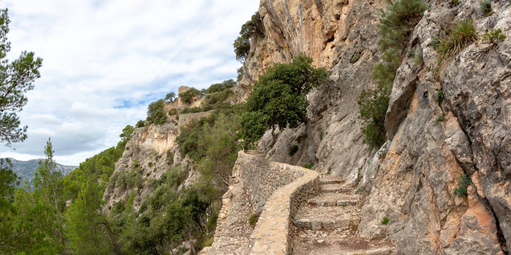 Alte Steintreppe führt zum Castell d'Alaró in den Tramuntana-Bergen auf Mallorca.