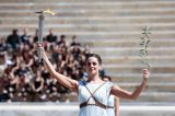 Eine Zeremonie mit antiken Symbolen vor Olympia 2024.