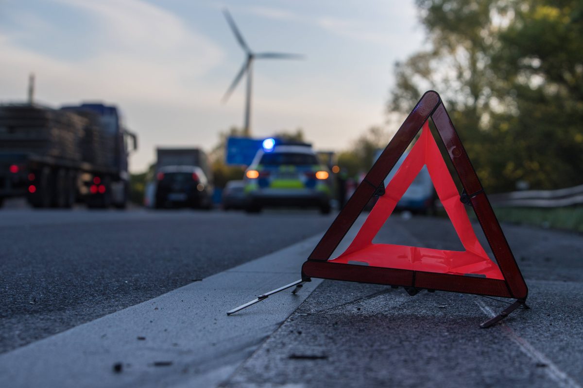A57 in NRW: Mercedes-Crash auf Autobahn – irre, wo die Polizei den Fahrer findet