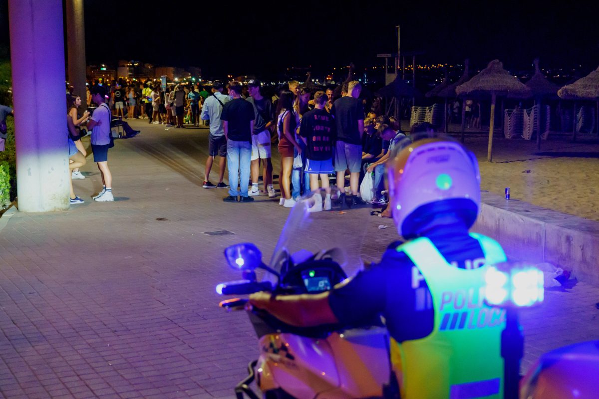 Urlaub auf Mallorca: Polizistin prügelt plötzlich mit Schlagstock auf Deutschen ein – doch es kommt noch schlimmer