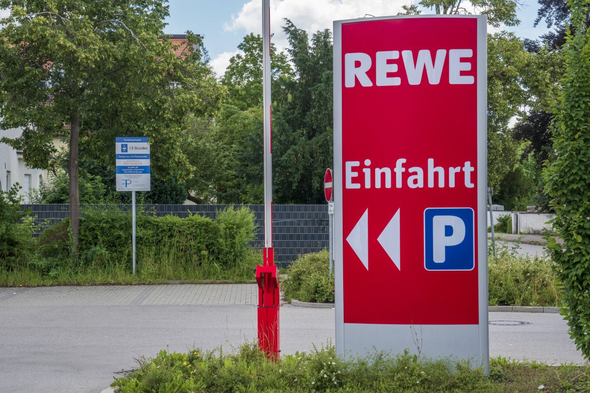 Was macht Rewe gegen blockierte E-Auto-Parkplätze?