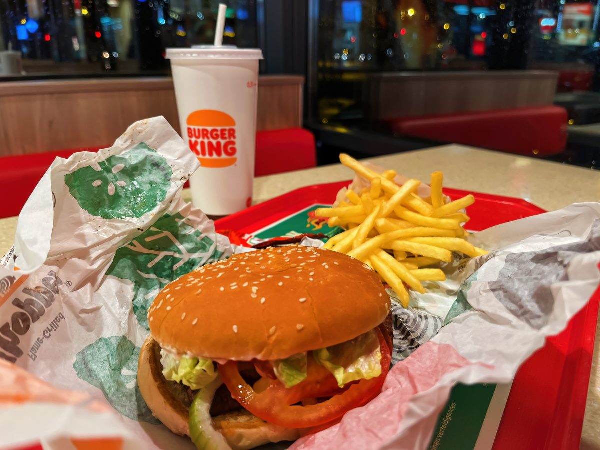 Burger King: Mädchen beißt in Burger – dann macht die Mutter eine widerliche Entdeckung! „Voller Blut“