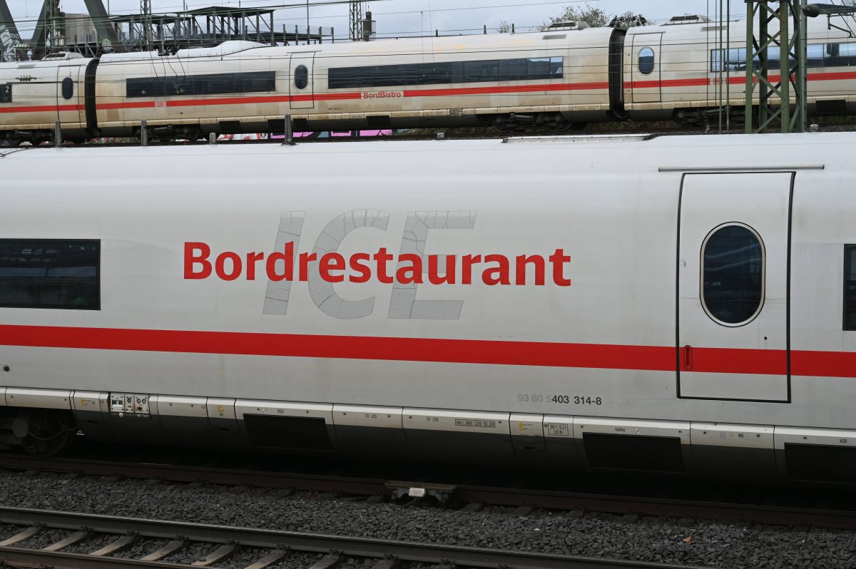 Deutsche Bahn gibt manchen Kunden einen aus – DAS erwartet sie jetzt im Bordbistro