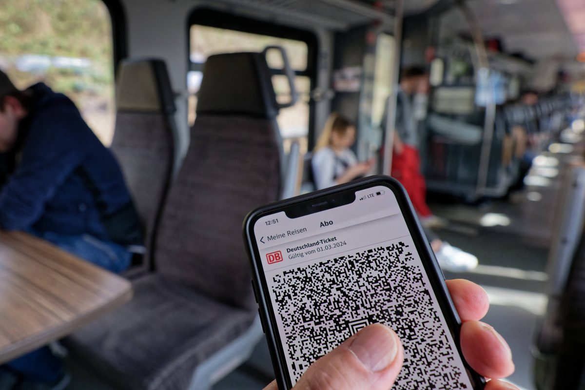 Deutsche Bahn: Ticket auf dem Handy und Akku alle? Dann ist DAS deine letzte Möglichkeit