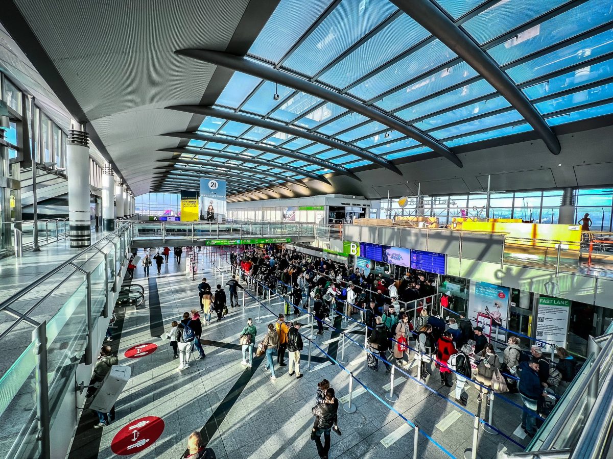 Flughafen Dortmund: Horror in Abflughalle! Frau rastet aus – „Einfach unerträglich!“
