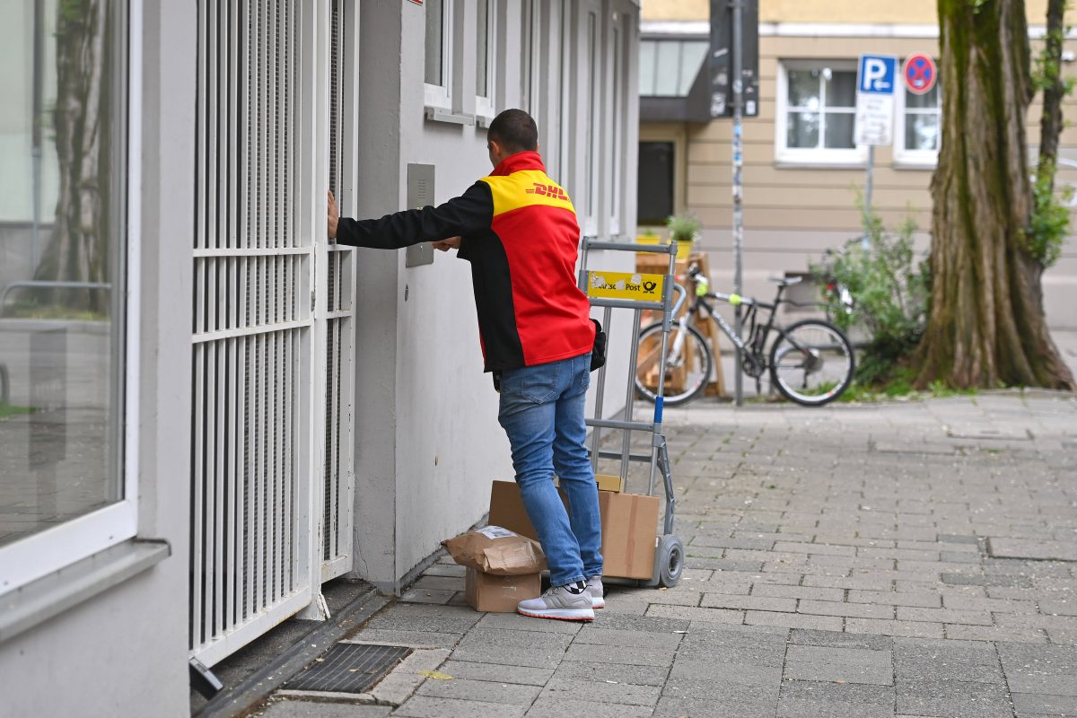 Ein DHL-Mitarbeiter packte aus