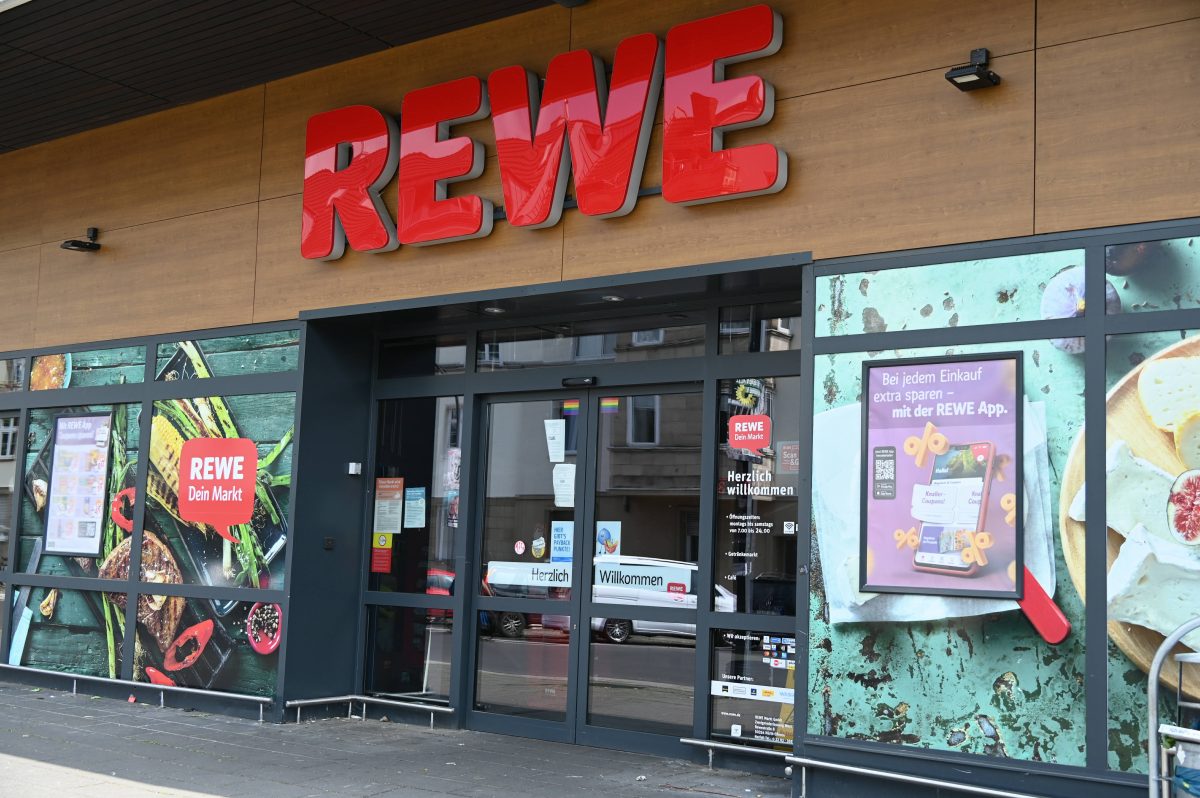 Rewe: Kunden-Abzocke? Verlangt der Supermarkt HIER für das gleiche Produkt mehr Geld?