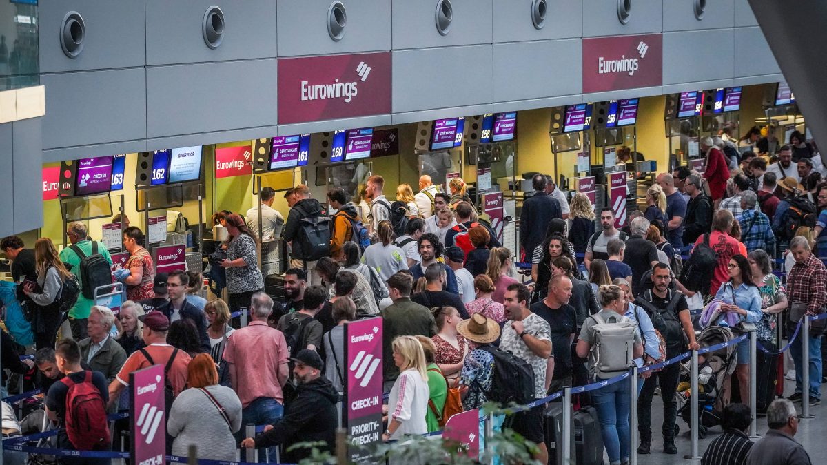 Flughafen Düsseldorf: Kurz vor den Sommerferien geht die Warnung um – Airport verkündet es selbst!