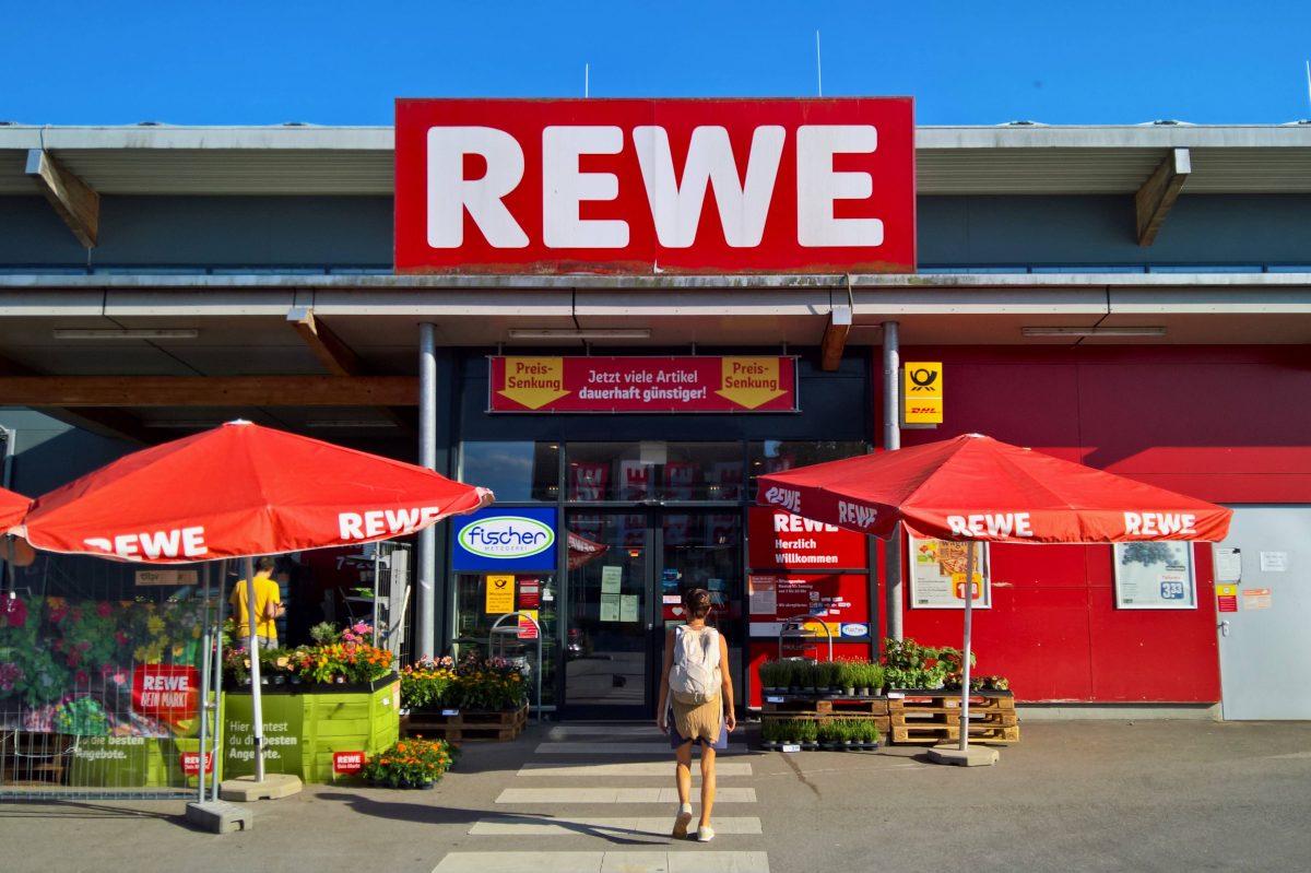 Rewe-Kunde entdeckt Gurkenglas im Regal und ist schockiert.