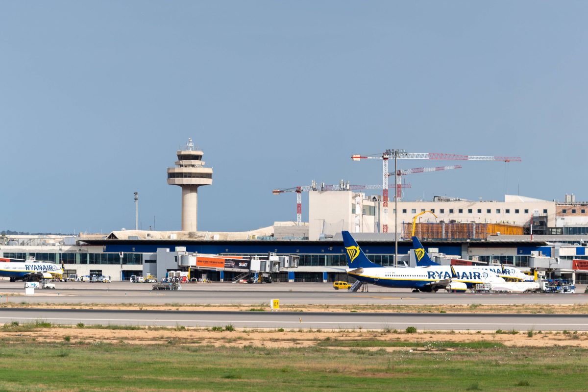 Frau bestellt Orangensaft am Flughafen von Mallorca – dann trifft sie der Schlag