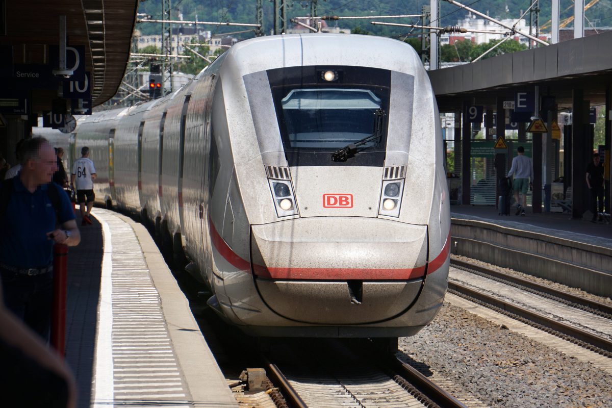 US-Amerikaner hört Detail über die Deutsche Bahn – und rastet aus: „Heilige Schei**“