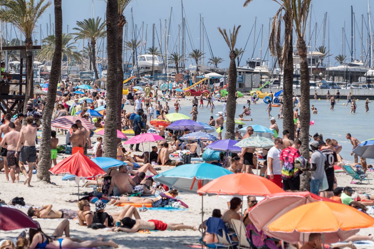 Urlaub auf Mallorca: Menschen liegen an der Playa – immer wieder rennen sie plötzlich los