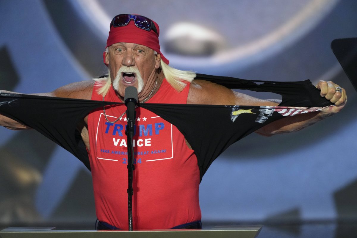 Vor Trump-Rede: Irrer Schrei-Auftritt von Hulk Hogan – plötzlich zerrreißt er sein T-Shirt
