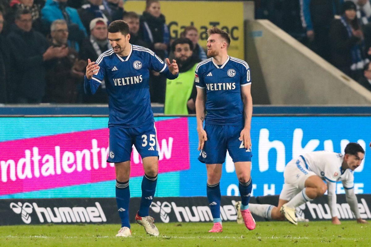 Knappen-Coach Karel Geraerts äußert sich deutlich zu einem Spieler. Dem Akteur des FC Schalke 04 droht nun ein bitteres Szenario.