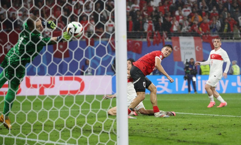 Hier hält Mert Günok den Sieg seines Teams fest: Der Keeper entschärfte einen Ball in allerletzten Sekunde - eine Weltklasse-Parade! 