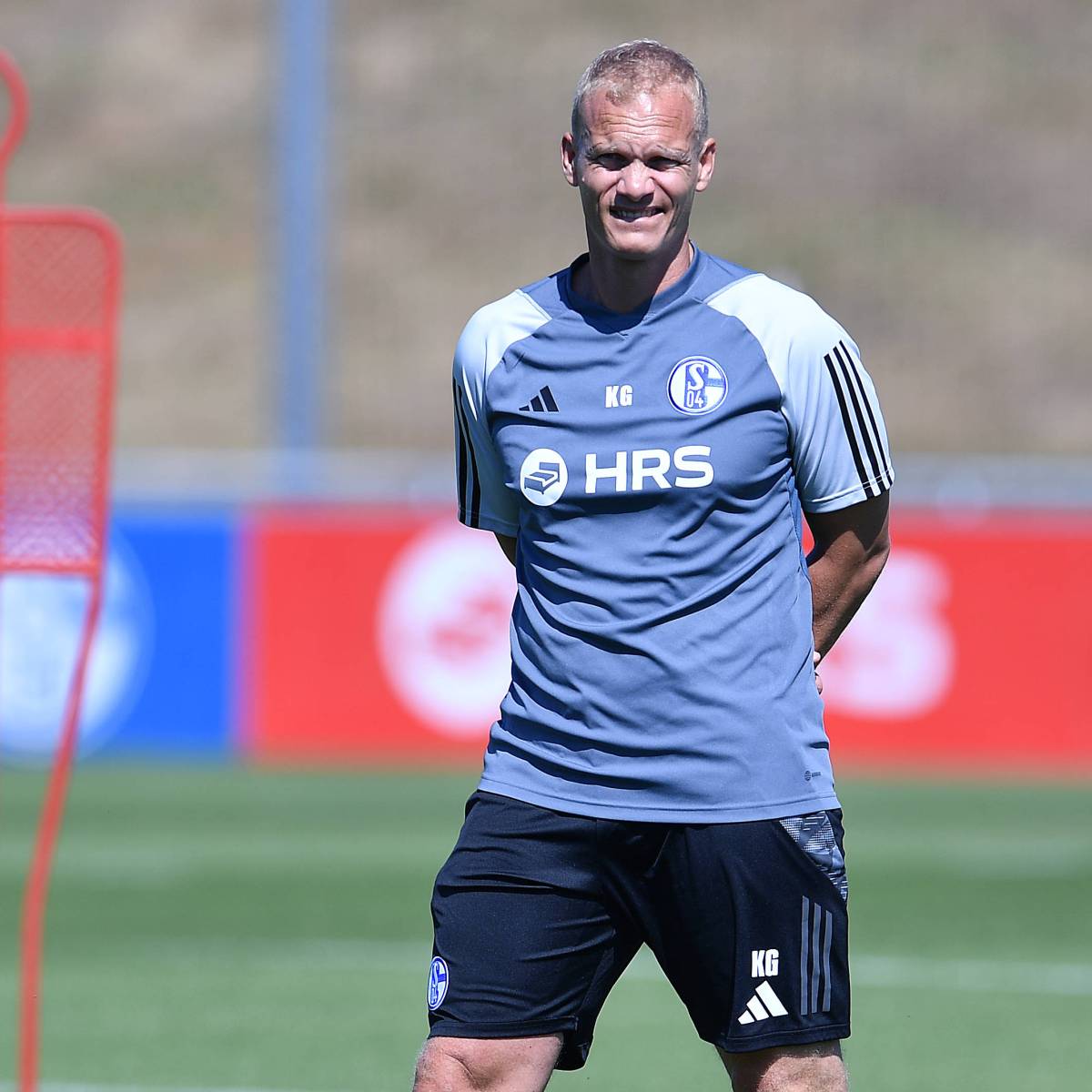 FC Schalke 04: Karel Geraerts meint es komplett ernst – S04-Trainer greift zur Knallhart-Maßnahme