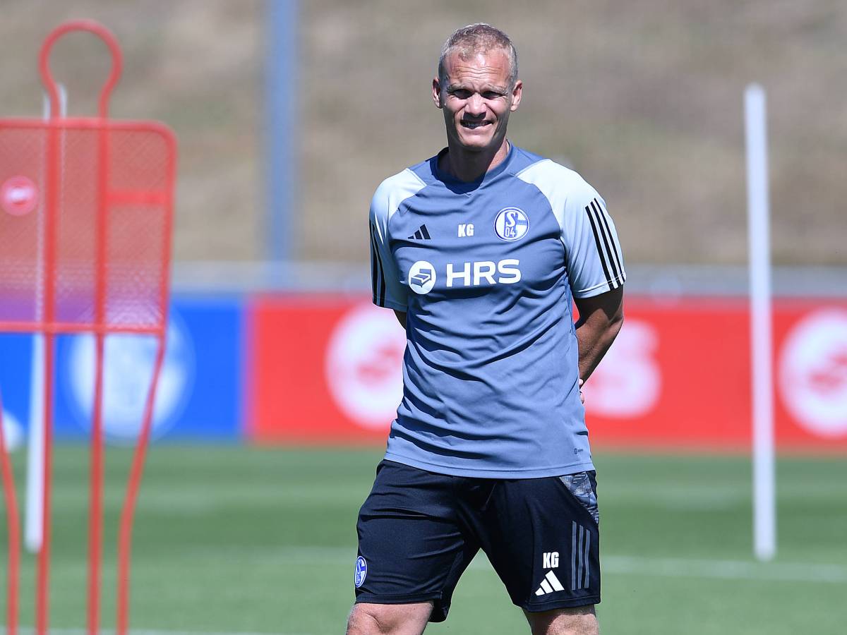 Karel Geraerts nimmt sein Team in der Vorbereitung richtig ran. Nun hat der Coach des FC Schalke 04 zu einer besonderen Maßnahme gegriffen.