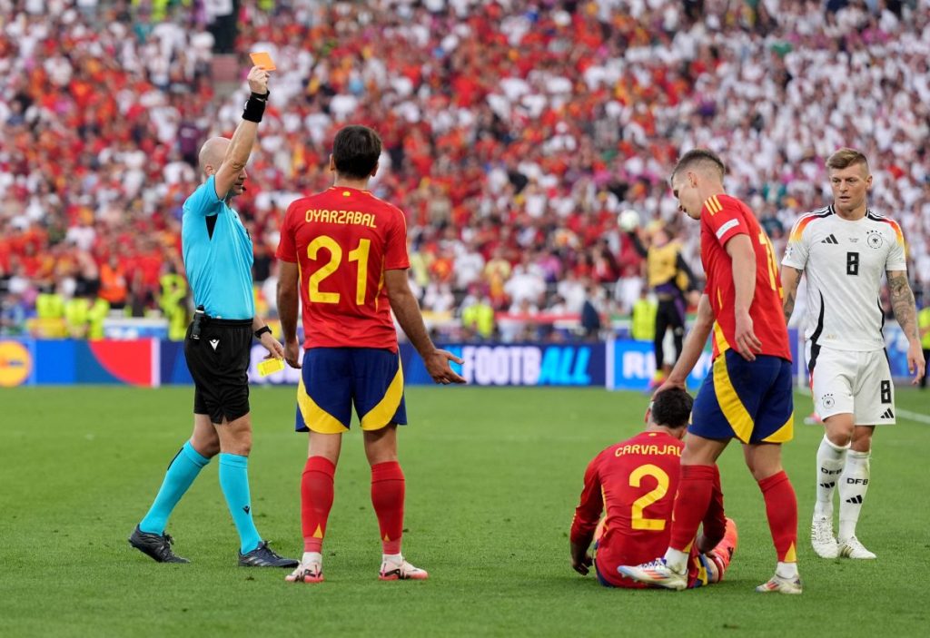 Hier sieht Daniel Carvajal die Gelb-Rote Karte. Damit fehlt er Spanien im anstehenden Halbfinale. 