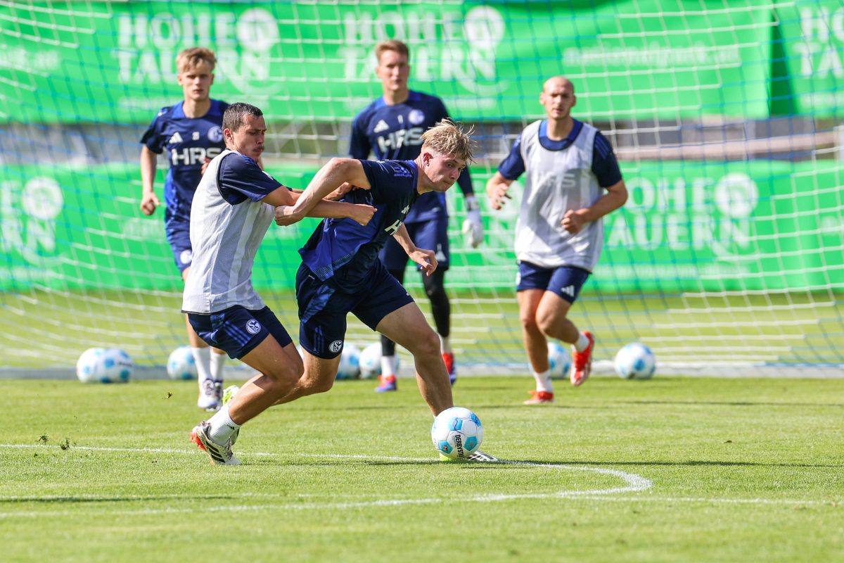 Der FC Schalke 04 bangt um den nächsten Spieler. Ein weiterer S04-Akteur hat sich im Trainingslager eine Blessur zugezogen.