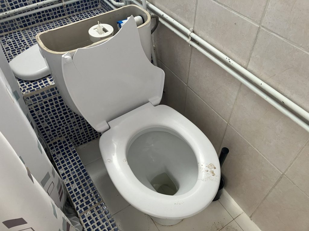 Die kaputt getretene Toilette in einem Zimmer des Hostels "Alce". Hier machen vor allem junge Deutsche Urlaub auf Mallorca.