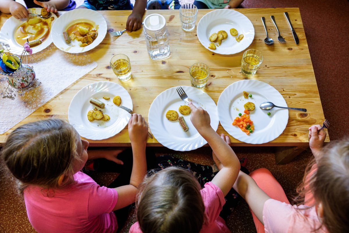 Kita-Krise in NRW immer schlimmer – Kinder bald ohne Mittagessen? „Für viele einzige warme Mahlzeit“